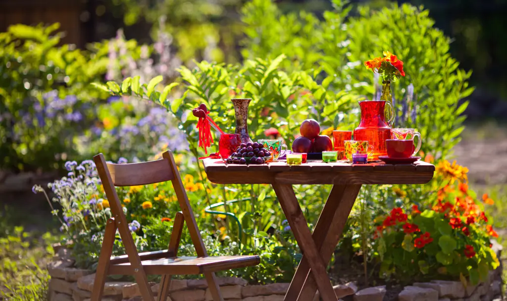 Table,In,The,Summer,Garden,With,Drinks,,Fruits,And,Berries tavolino in giardino d'estate